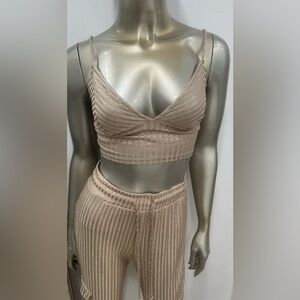 2 Piece Set gold crop top and matching cargo style pants super cute
Size S
